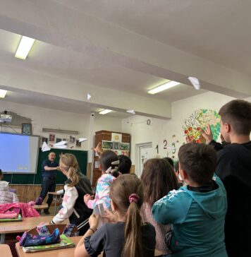 Peste 400 de copii din medii vulnerabile participă la ateliere de știință, cu sprijinul KFC / În Chiajna, copiii au descoperit universul nevăzut al bacteriilor și virusurilor