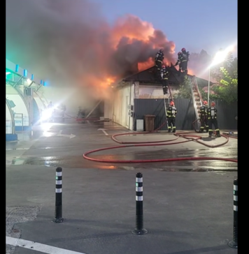 Casă din Sectorul 5, cuprinsă de un incendiu puternic. Două persoane au ajuns la spital