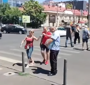 Polițiștii locali oferă apă cetățenilor din Sectorul 5, pe timp de caniculă / În sector sunt și 10 puncte de prim-ajutor