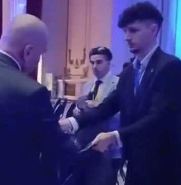 Ilie Bolojan a strâns gunoaiele lăsate în urmă de colegii săi, la congresul PNL