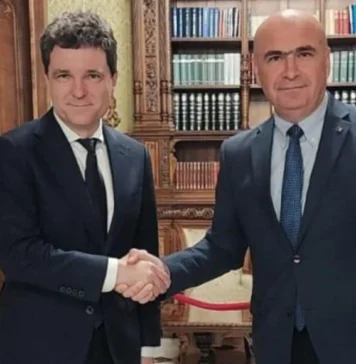 „“România Onestă” a lui „Mesia” Bolo, Grindeanu, Fritz și Kelemen – plus Nicușor, copilul cu cartela – nu numai că sărăcește toți românii, dar îi și dă afară din țară pe cei care muncesc. Distrugând economia”, spune jurnalista Sorina Matei