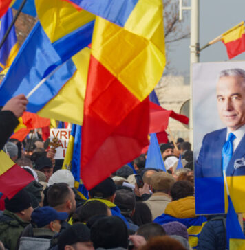 Steagurile României deranjează! Susținătorii lui Călin Georgescu, legitimați de polițiști (realitatea.net)