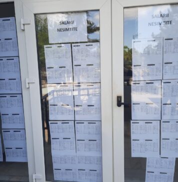 Val de proteste spontane în instituțiile de stat, după reducerea sporurilor: Angajații și-au pus în geam „salariile nesimțite”