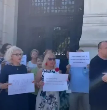 Protest spontan la Primăria pe care a condus-o Nicuşor Dan: „Guvernanţi, daţi voi primii exemplu şi tăiaţi-vă propriile indemnizaţii!”