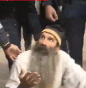 Soția „Stegarului dac”, în pragul disperării: „L-am vizitat în celulă, mirosea a moarte. Se stinge în pușcărie”