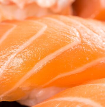 Produs pilot în retail: burger din somon proaspăt, testat în magazinele Lidl