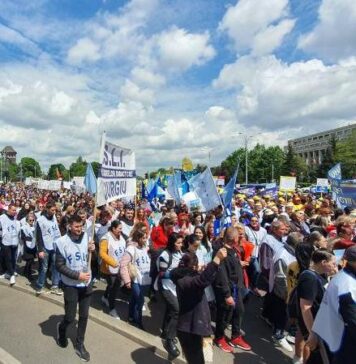 Proteste uriașe, în ziua asumării măsurilor lui Bolojan: sărăcia şi scumpirile scot oamenii în stradă