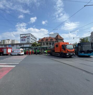 Un rănit în accidentul dintre un autobuz STB și un tramvai, internat la Spitalul ‘Bagdasar Arseni’