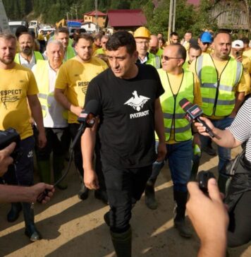 VIDEO George Simion, în mijlocul sinistraților de la Broșteni: Situația este dramatică, îți vine să plângi! Colegii de la AUR se implică