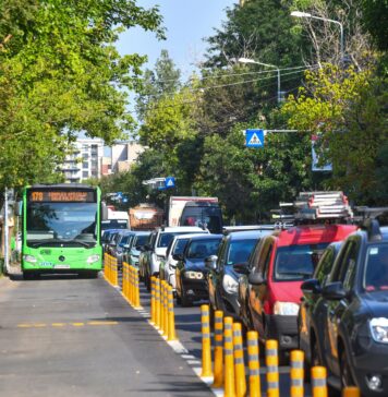 Bandă dedicată pentru autobuze pe Bd. Uverturii: 3 minute cu transportul public, 18 minute cu mașina