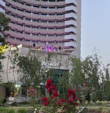 Bujduveanu: Am început curățenia și reamenajarea parcurilor și spațiilor verzi chiar de la Kilometrul 0, unde am refăcut zona din fața Teatrului Național București