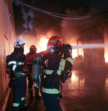 FOTO/ Incendiu puternic la o hală din Dragonul Roșu – peste 300 de pompieri în misiune de noapte