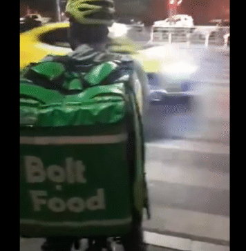 Incident șocant în București: livrator străin atacat pe stradă și agresat verbal. Un polițist în civil a intervenit / VIDEO