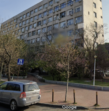 Policlinica Titan, cu sute de pacienţi zilnic, este plină de igrasie