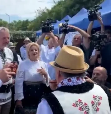 Cristoiu: La Broşteni, Bolojan a evitat întâlnirea cu românii, în R.Moldova se întâlnește cu cetățenii unei alte țări, merge, bea cu ei țuică, dansează, le promite drumuri, apă, canalizare din banii…românilor”