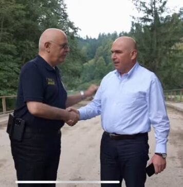 „Bolojan s-a dus la Broşteni ca să se salute cu domnu’ primar si cu domnu’ Arafat. Bun! Salutare şi de la Bucureşti!”, spune, ironic, jurnalistul Ionuţ Cristache