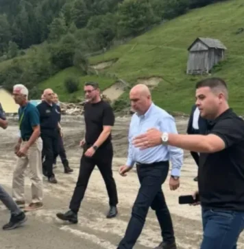 Bolojan, câteva minute petrecute la Broşteni; a venit, s-a uitat, a plecat