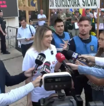 „Ministra” Mediului, userista Diana Buzoianu, i-a certat pe protestatari că fac gălăgie în faţa ministerului