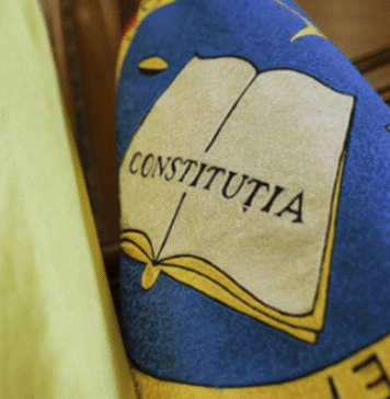 „Nu e despre Ion Iliescu, despre a ierta, despre a şterge trecutul, despre a anula crime şi violenţe, despre a le scuza! Este vorba despre România! Despre preşedintele ei, despre legea ei fundamentală, Constituţia”, spune jurnalistul Ionuţ Cristache