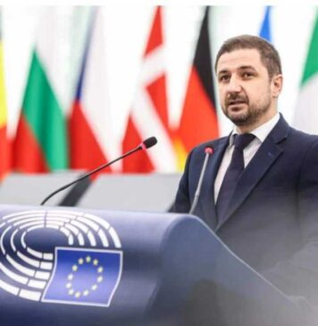 Adrian Axinia (europarlamentar AUR): „Guvernul vrea să modifice prin angajarea răspunderii peste 50 de legi şi peste 200 de acte normative, lucru neconstituţional care depăşeşte prevederile articolului 114 din Constituţia României”