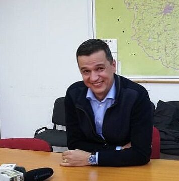 „Pe Grindeanu l-au ținut doar trei săptămâni piruetele de balerină social-democrată. Pe principiul “nu pleacă câinele de la măcelărie”, nu a știut nici de ce nu s-a mai dus la coaliție, nu știe nici de ce se duce în continuare”, spune jurnalista Sorina Matei