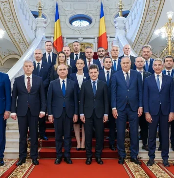 „Întâi au fost de vină toți românii. Apoi au fost de vină toți studenții. După aceea au scos vinovați toți profesorii. Ulterior au indicat vinovați pensionarii. Ca să urmeze arătați vinovați toți magistrații. Pentru mizeriile lor. Acelorași oameni care au anulat ilegal alegeri, au pus democrația între paranteze, au pierdut de 2, chiar de 3 ori în fața electoratului, au băgat țara în criză economică, doar ca să rămână ei la putere”, spune jurnalista Sorina Matei