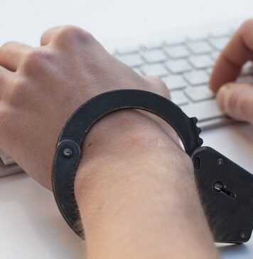 Bărbatul suspectat că l-a omorât pe copilul iubitei sale, şi care se baricadase într-un apartament, a fost reţinut