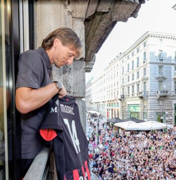 Modric (AC Milan), întâmpinat de o mulţime de fani în centrul oraşului Milano