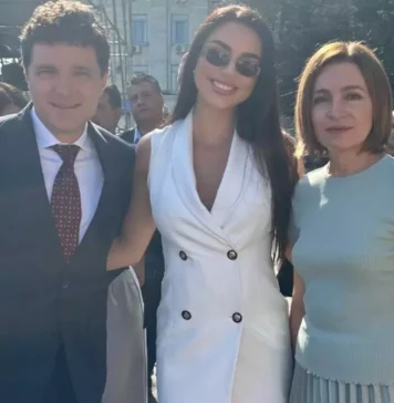 Românii fac foamea acasă, Nicușor Dan s-a fotografiat cu „ispita” care dansează la bară (realitatea.net)