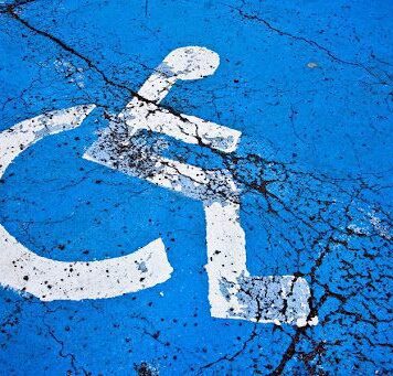 Un deputat PSD cere Ministerului Muncii să preia de la primării cheltuielile cu indemnizaţiile persoanelor cu handicap: Fie asigurăm finanţarea directă, fie condamnăm primăriile la blocaj şi oamenii la disperare