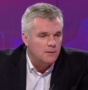 Răzvan Savaliuc: „Mulţimile manipulate nu pot vedea că în spatele acestui război româno-român, România este în fapt supusă unui program infernal de distrugere a autorităţii statului la toate nivelurile. Nimic nu trebuie să mai stea în picioare şi să mai mişte în front. Trebuie luată pielea de pe români şi tot ce au ei mai bun trebuie luat şi dus afară! Şi dacă se poate să plecăm şi să le dăm şi ţara cu totul! Pentru asta s-au furat alegerile!”