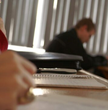 AUR: „Prin îngroparea educației, actuala coaliție condamnă tinerii români la emigrare forțată, sunt transformați în sclavi moderni pe plantațiile lui Macron și ale Ursulei von der Leyen”