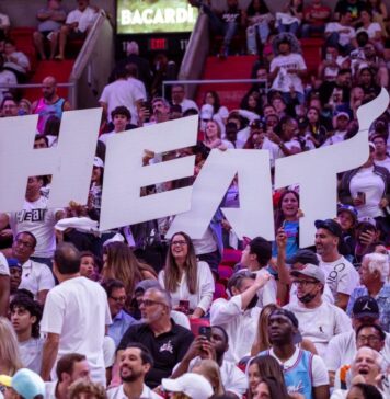 NBA – Un angajat al echipei Miami Heat a recunoscut furtul a sute de tricouri purtate în meciuri