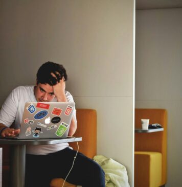 Noua „modă” periculoasă în rândul adolescenților: utilizarea pliculețelor cu cofeină pentru un „boost” rapid de energie