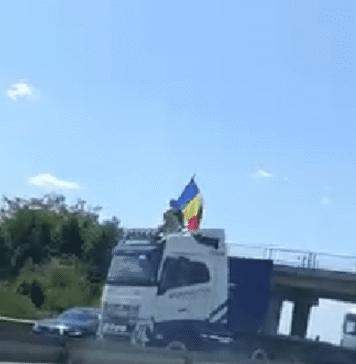 „Scânteia a fost dată!” Șoferul de TIR care a arborat tricolorul pe A1, audiat. Instanța a rămas în pronunțare