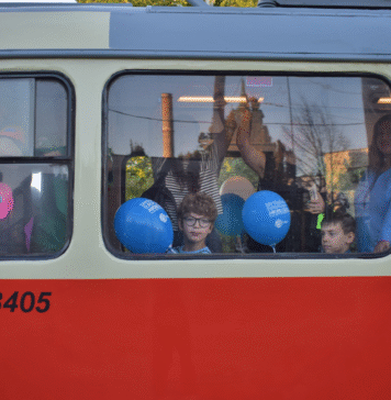 Mii de participanți la evenimentul OPEN FOR EVERYONE – PORȚI DESCHISE organizat la depourile Militari și Bujoreni