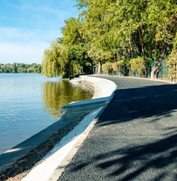 FOTO/ Cum arată aleea din parcul Regele Mihai I care stătea să cadă în lac, dar a fost refăcută