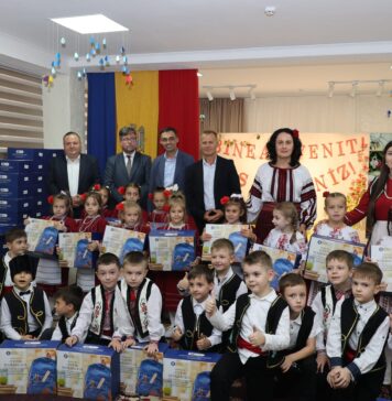 „Cutia preșcolarului și a școlarului”: Copiii din 26 de raioane ale Republicii Moldova primesc, în aceste zile, pachete cu rechizite printr-un proiect DRRM