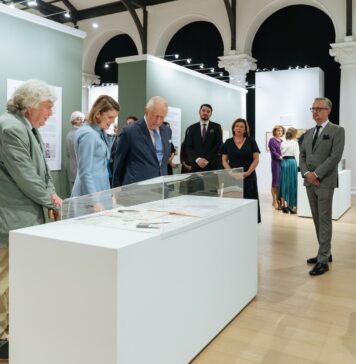 FOTO/ Regele Charles a vizitat o expoziție a Institutului Cultural Român la Londra dedicată picturilor Reginei Maria