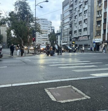 Un bărbat a căzut de pe trotinetă pe o trecere de pietoni, în apropierea ASE