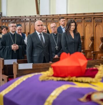 Ilie Bolojan, prima apariție cu partenera la un eveniment oficial. Cei doi au mers la priveghiul Cardinalului Mureşan, la Blaj