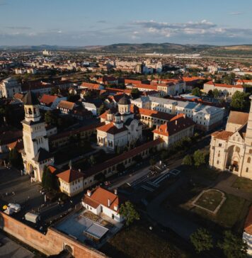 Alba Iulia pregătește cea mai lungă masă din lume. 10.000 de oameni sunt așteptați la un ospăț record