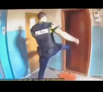 VIDEO/ Polițiștii Secției 13 au salvat o femeie și o pisică dintr-un apartament cuprins de flăcări