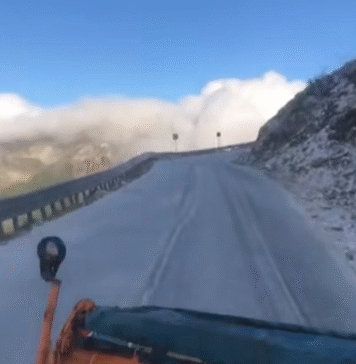 Circulaţia rutieră pe Transalpina, oprită până miercuri, din cauza viscolului şi a poleiului