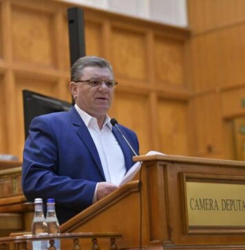 „Prin PNRR, România avea aproape 29 de miliarde de euro. Jumătate nerambursabili! Bani pentru spitale, școli, digitalizare, infrastructură civilă. Adică pentru oameni. Prin SAFE, ce primim? 16,7 miliarde de euro. Dar nu granturi, ci credite pe care le plătim cu dobândă. Și banii nu merg la sănătate sau educație, ci la arme, tancuri, drone și câteva autostrăzi făcute „cu dublă utilizare” – pentru armată, pentru a fi utilizate în timp de război”, spune Dumitru Coarnă