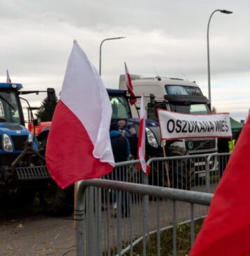 Fermierii din Polonia au blocat granița cu Ucraina. Prețurile la cereale au scăzut atât de mult încât au ajuns la nivelurile din 2009, în timp ce piața poloneză e invadată de grâne ucrainene