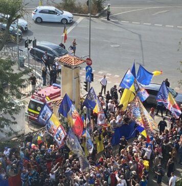 Susţinător al lui Georgescu, ridicat de jandarmi după ce a afişat un steag cu simboluri legionare