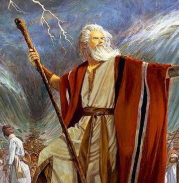 „Bolojan, zis Moise, rătăcit prin Deșertul Deficitului vreo 40 de ani; el este alesul care ne scoate din sclavia deficitului. Nu cu toiagul, ci cu tăierile de personal și majorarea TVA. Cu impozitarea mamelor și a veteranilor. În această liturghie a reformei, în Pământul Făgăduinței nu mai curge lapte cu miere, ci un potop de ordonanțe de urgență”, scrie jurnalistul Dan Andronic