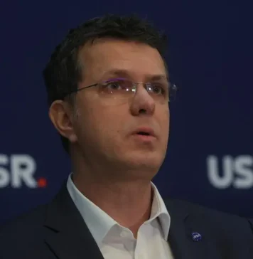 Cozmin Guşă: Moșteanu dinamitează intenționat serviciul secret al Armatei deoarece vrea “liber” pentru decizia achizițiilor de armament prin “SAFE”. ”După vaccinuri, Ursula cumpără drone și bombe!”