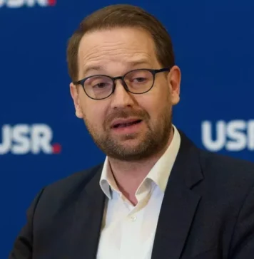 Cornel Nistorescu: „De ce legile României se aplică anevoios în cazul lui Dominic Fritz rămîne de lămurit. Însă nu pot fi explicate amestecurile sale în politica națională și în culisele unui partid care o ia mereu razna”